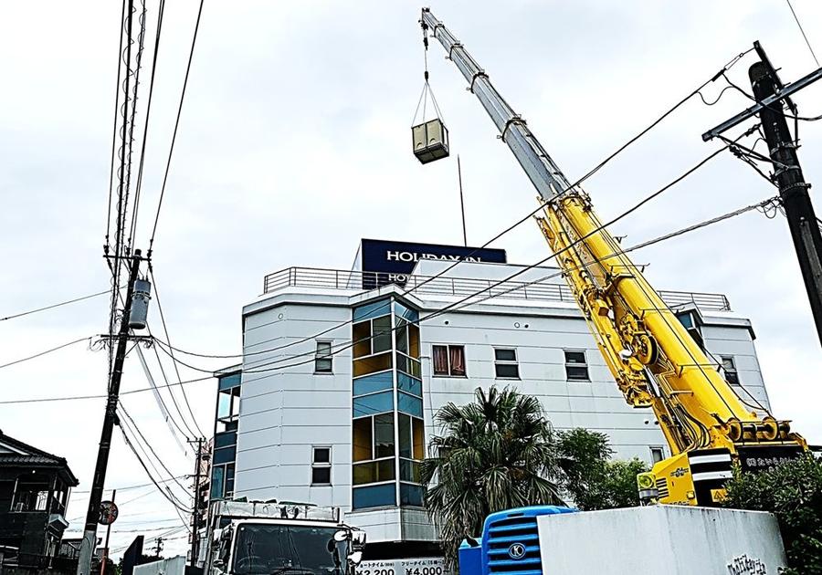 ホテル外観と揚重作業