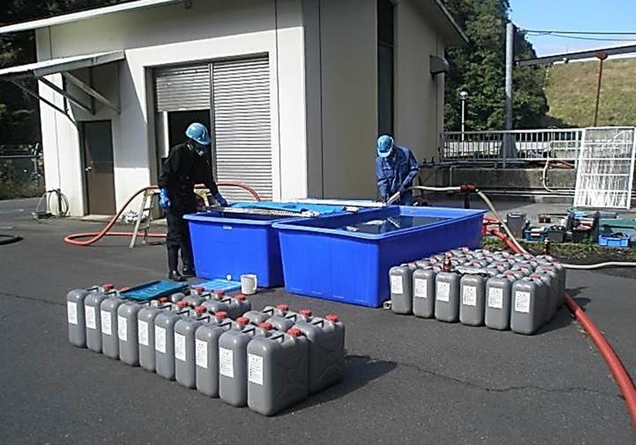塩酸循環によるスケール除去の作業現場