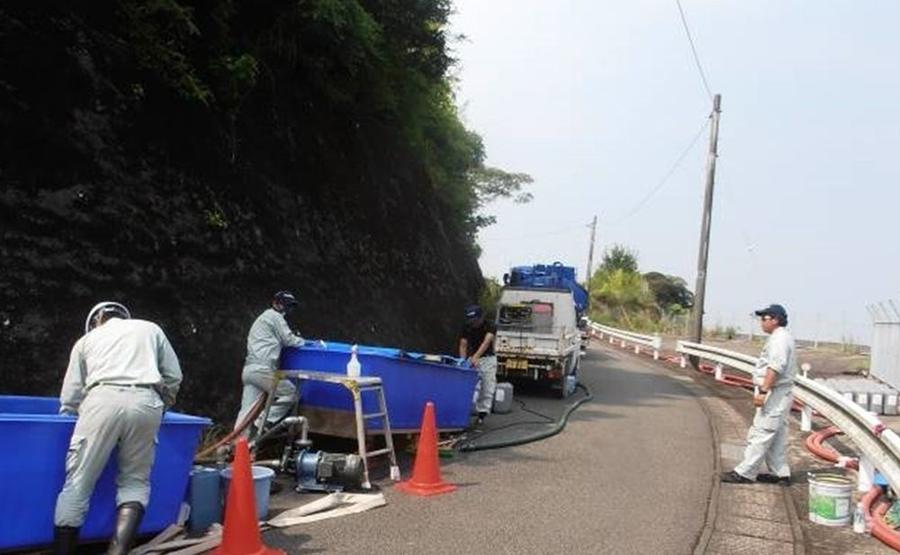 屋外での配管洗浄作業