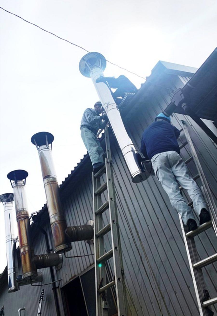 煙突の取り付け作業