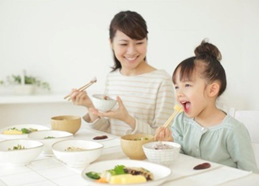 食卓で食事を楽しむ親子